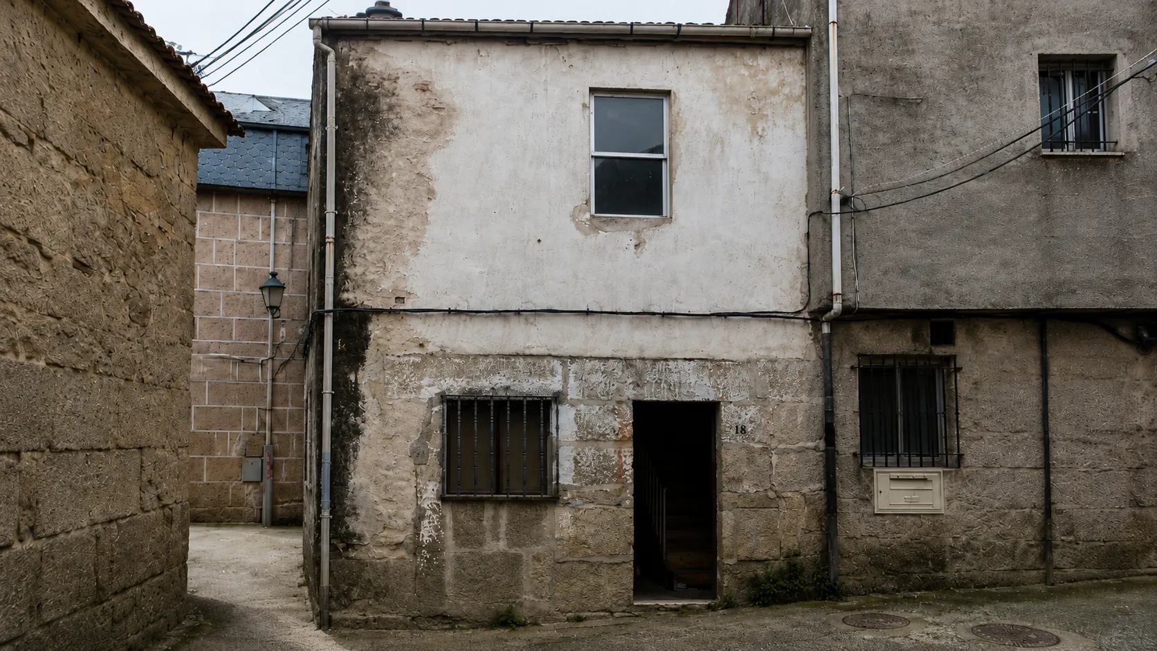 Vivienda de piedra deteriorada antes de la rehabilitación, con fachada degradada.
