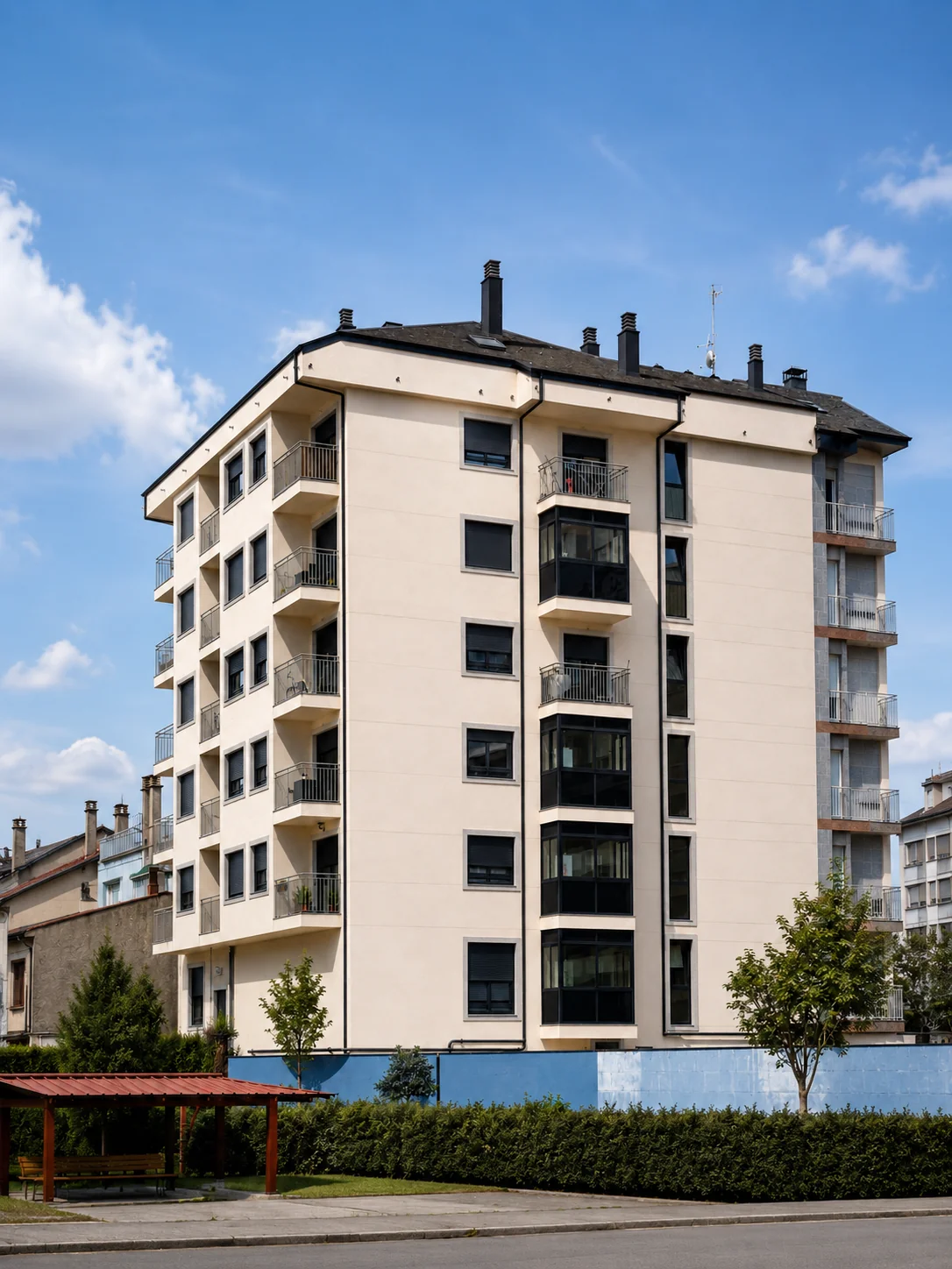 Edificio residencial de varias plantas con galerías acristaladas y balcones.